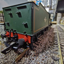 Load image into Gallery viewer, Hornby 4-6-0 Locomotive - County Class - BR Green - No. 1027 - 00 Gauge - Analogue