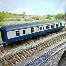 Load image into Gallery viewer, Bachmann - BR Mk2 - First Class - Brake Corridor Coach - No.14033 - OO Gauge
