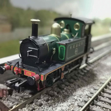 Load image into Gallery viewer, Hatton's - SECR P Class 0-6-0T Locomotive - No. 178 - In SE&CR Full Lined Green (With Brass) - DCC Ready - 00 Gauge