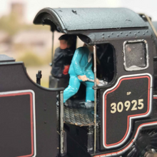 Load image into Gallery viewer, Hornby Schools Class 8P Locomotive - Cheltenham - in BR Black - No. 30925 - OO Gauge - Analogue
