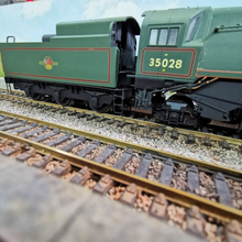 Load image into Gallery viewer, Hornby Class 8P 4-6-2 Merchant Navy Locomotive 'Clan Line' Numbered 35028 - DCC Fitted