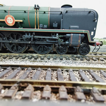 Load image into Gallery viewer, Hornby Class 8P 4-6-2 Merchant Navy Locomotive 'Clan Line' Numbered 35028 - DCC Fitted