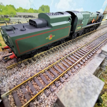 Load image into Gallery viewer, Hornby Class 8P 4-6-2 Merchant Navy Locomotive 'Clan Line' Numbered 35028 - DCC Fitted