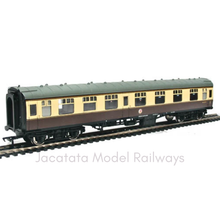 Load image into Gallery viewer, Bachmann - 39-129 - BR Mk1 - CK Composite Corridor Coach - W15770 - BR WR Chocolate & Cream Livery - OO Gauge