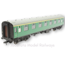 Load image into Gallery viewer, Bachmann - 39-153 - BR Mk1 - FK Corridor Coach - First Class - S13143 - SR Green Livery - OO Gauge