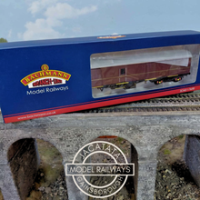 Load image into Gallery viewer, Bachmann - 39-200K - BR Mk1 - NQA - Super BG - Full Brake - EWS - Lined Maroon and Gold - 94538 - OO Gauge