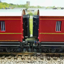 Load image into Gallery viewer, Pair Of Mainline - 50' Parcels Vans - BG - LMS Maroon Livery - OO Gauge
