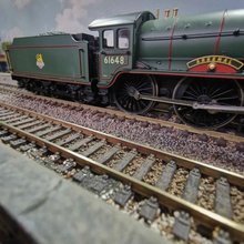 Load image into Gallery viewer, Hornby Class B17/4 Steam Locomotive - 4-6-0 - Arsenal - No. 61648 - Analogue - OO Gauge