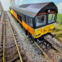 Load image into Gallery viewer, OO Gauge Hornby Class 66 Diesel Electric Locomotive in 'Colas' Livery - No. 66843 - DCC Ready