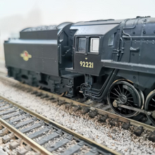 Load image into Gallery viewer, Hornby 00 Gauge R2880 BR9F Locomotive No.92221 DCC Ready