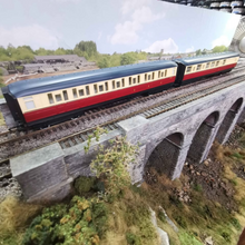 Load image into Gallery viewer, Pair Of OO Gauge Hornby Gresley Coaches - Blood & Custard Livery - Buy one or buy the pair