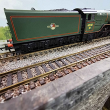 Load image into Gallery viewer, Bachmann Class A1 4-6-2 60130 - Kestrel - in BR Green - Locomotive - O0 Gauge - Analogue