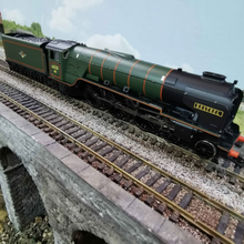 Load image into Gallery viewer, Bachmann Class A1 4-6-2 60130 - Kestrel - in BR Green - Locomotive - O0 Gauge - Analogue