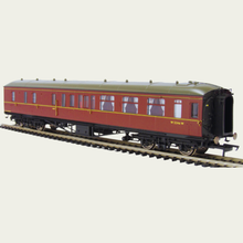 Load image into Gallery viewer, Hornby - R4411 - Hawksworth (Post 1953) - BT Brake 3rd Coach - W2246W - BR Maroon - OO Gauge