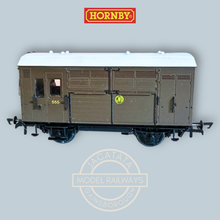 Load image into Gallery viewer, Hornby - R6883 - GWR Horse Box - GWR Brown - No.555 - OO Gauge - (Split from original pack of 3)