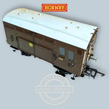 Load image into Gallery viewer, Hornby - R6883 - GWR Horse Box - GWR Brown - No.555 - OO Gauge - (Split from original pack of 3)