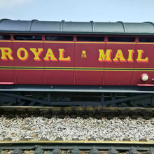 Load image into Gallery viewer, Hornby - Royal Mail Coach - Maroon Livery - OO Gauge