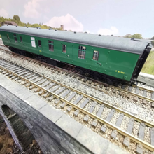 Load image into Gallery viewer, Hornby - BR MK1 - Parcels Coach - Southern Region Green - No. S81289 - OO Gauge