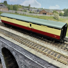 Load image into Gallery viewer, Bachmann - Thompson BG Coach - Full Brake - BR Crimson & Cream - OO Gauge