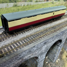 Load image into Gallery viewer, Bachmann - Thompson BG Coach - Full Brake - BR Crimson & Cream - OO Gauge