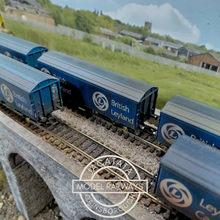 Load image into Gallery viewer, Hornby Espana - Electrotren - 1643K - Box Wagon - Hfis Type - British Leyland - Weathered - HO Gauge (1:87 Scale)
