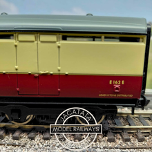 Load image into Gallery viewer, Bachmann - 34-651B - Thompson - BG Coach - Full Brake - BR Crimson &amp; Cream - E162E - OO Gauge

