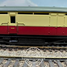 Load image into Gallery viewer, Bachmann - 34-651B - Thompson - BG Coach - Full Brake - BR Crimson &amp; Cream - E162E - OO Gauge
