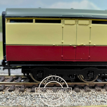 Load image into Gallery viewer, Bachmann - 34-651B - Thompson - BG Coach - Full Brake - BR Crimson &amp; Cream - E162E - OO Gauge
