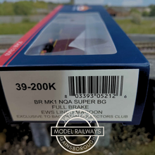Load image into Gallery viewer, Bachmann - 39-200K - BR Mk1 - NQA - Super BG - Full Brake - EWS - Lined Maroon and Gold - 94538 - OO Gauge
