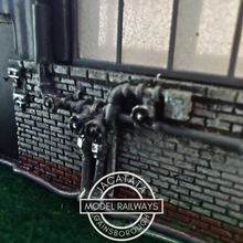 Load image into Gallery viewer, Bachmann - Scenecraft - 44-126 - Single Road Servicing Shed - OO Gauge
