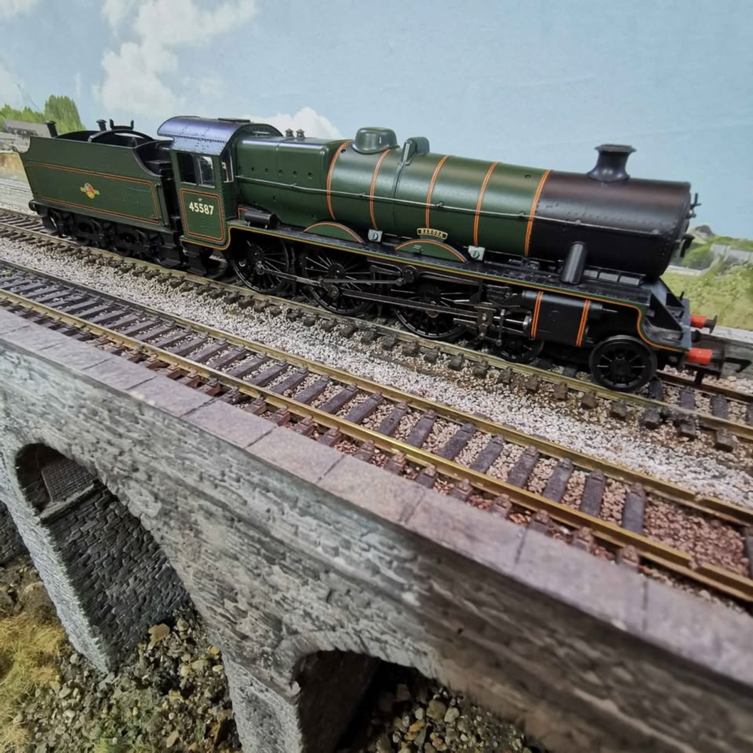 OO Gauge Bachmann Class Jubilee 4-6-0 Locomotive 'Baroda' - Numbered 45587 - Analogue