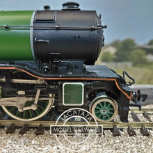 Load image into Gallery viewer, Bachmann - 31-555 - Class V2 - 2-6-2 - Gresley - Steam Locomotive - LNER Lined Apple Green Livery - No.4801 - OO Gauge - Analogue
