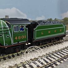 Load image into Gallery viewer, Bachmann - 31-555 - Class V2 - 2-6-2 - Gresley - Steam Locomotive - LNER Lined Apple Green Livery - No.4801 - OO Gauge - Analogue
