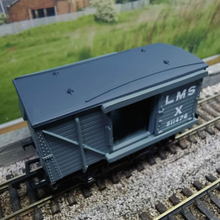 Load image into Gallery viewer, Mainline - LMS Ventilated Van - No. 511476 - OO Gauge
