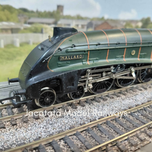 Load image into Gallery viewer, Hornby - R350-A4 - Class A4 - 4-6-2 - Mallard Locomotive - 60022 - BR Green - OO Gauge - Analogue
