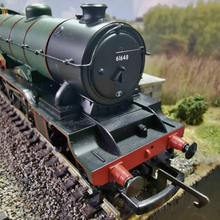 Load image into Gallery viewer, Hornby Class B17/4 Steam Locomotive - 4-6-0 - Arsenal - No. 61648 - Analogue - OO Gauge
