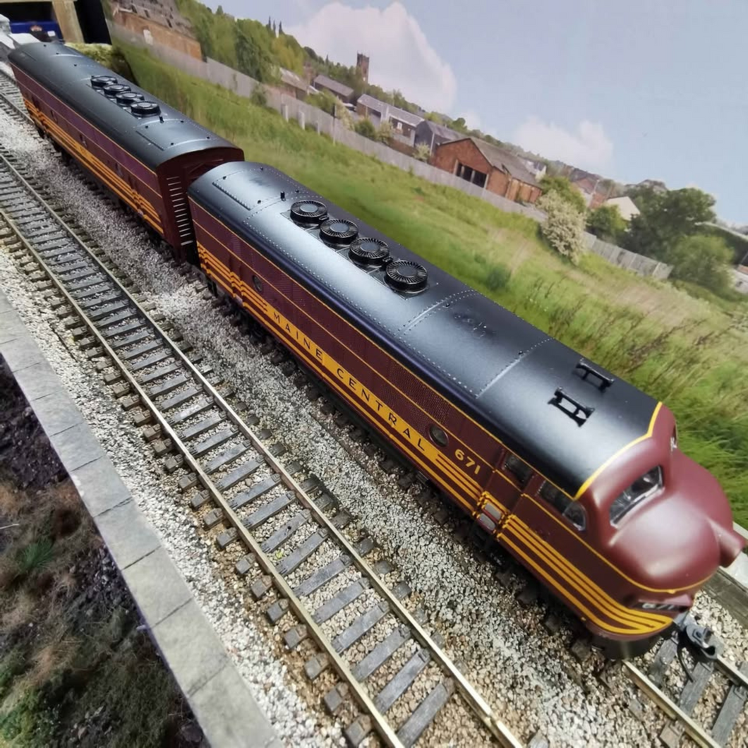 Proto 1000 Series - F3A Locomotive & F3B Powered Locomotive - Both No. 671 in Maine Central Livery - HO Gauge - Analogue