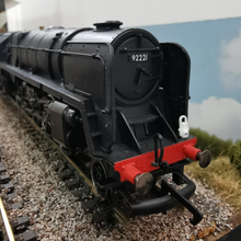 Load image into Gallery viewer, Hornby 00 Gauge R2880 BR9F Locomotive No.92221 DCC Ready
