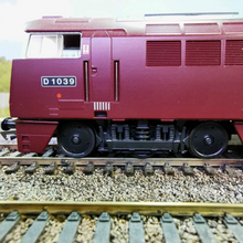 Load image into Gallery viewer, OO Gauge Heljan Class 52 in BR Maroon &#39;Western King&#39; Locomotive - No. D1039 - Analogue

