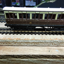 Load image into Gallery viewer, Graham Farish - Rake Of 3 - Non Corridor - Suburban Coaches - Chocolate &amp; Cream Livery - N Gauge
