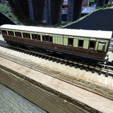 Load image into Gallery viewer, Graham Farish - Rake Of 3 - Non Corridor - Suburban Coaches - Chocolate &amp; Cream Livery - N Gauge
