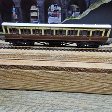Load image into Gallery viewer, Graham Farish - Rake Of 3 - Non Corridor - Suburban Coaches - Chocolate &amp; Cream Livery - N Gauge
