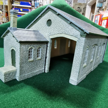 Load image into Gallery viewer, Hornby Skaledale Goods Shed 00 Gauge

