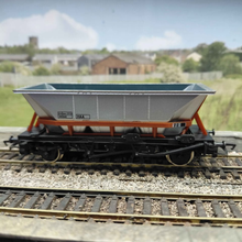 Load image into Gallery viewer, Hornby Railways - MGR Hopper Wagons - HAA - OO Gauge
