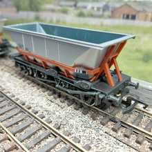 Load image into Gallery viewer, Hornby Railways - MGR Hopper Wagons - HAA - OO Gauge
