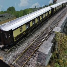 Load image into Gallery viewer, Set of 3 Hornby Pullman Coaches - O0 Gauge
