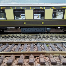 Load image into Gallery viewer, Set of 3 Hornby Pullman Coaches - O0 Gauge
