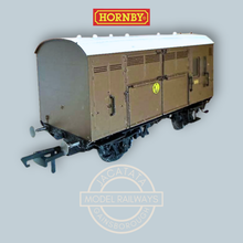 Load image into Gallery viewer, Hornby - R6883 - GWR Horse Box - GWR Brown - No.555 - OO Gauge - (Split from original pack of 3)

