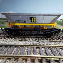 Load image into Gallery viewer, Rake of 6 - Hornby - HAA Hopper Wagons - OO Gauge
