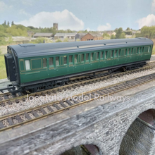 Load image into Gallery viewer, Hornby - Rake of 4 Composite Coaches - Southern Region - OO Gauge
